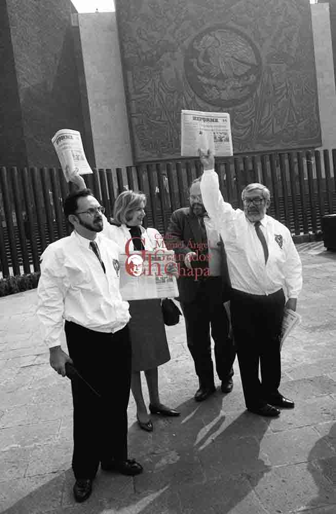 Periodistas del periódico Reforma vendiendo sus ejemplares frente a la Cámara de Diputados. por: Pedro Valtierra Lugar:México DF Fecha:1994-11-03