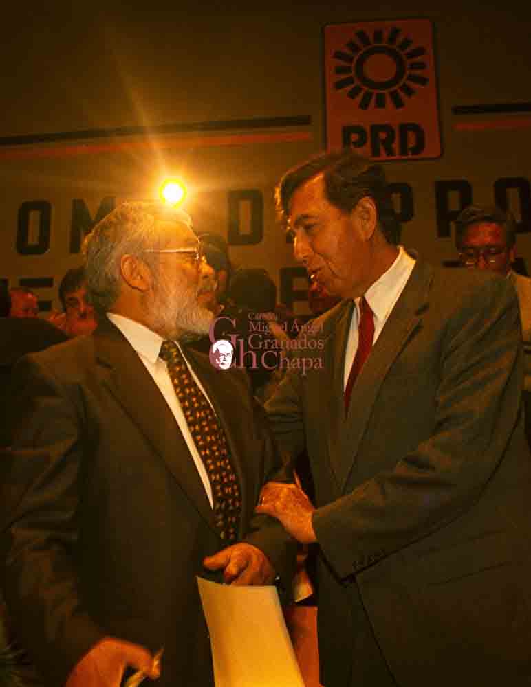 Toma de protesta de Miguel Ángel Granados Chapa como candidato a gobernador. por: Pedro Mera Lugar:Pachuca, Hgo. Fecha:1998-10-24