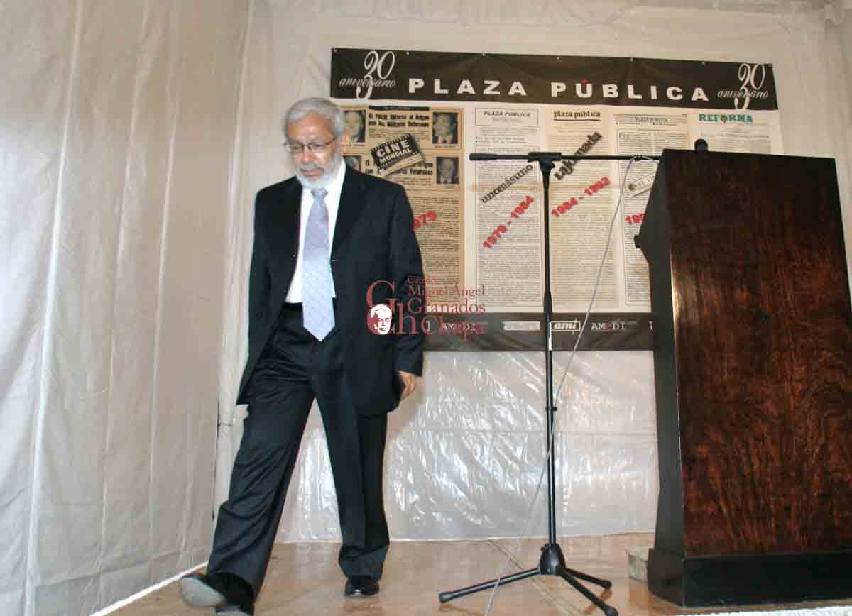 El periodista Miguel Ángel Granados Chapa celebró con sus amigos la publicación de su columna “Plaza pública