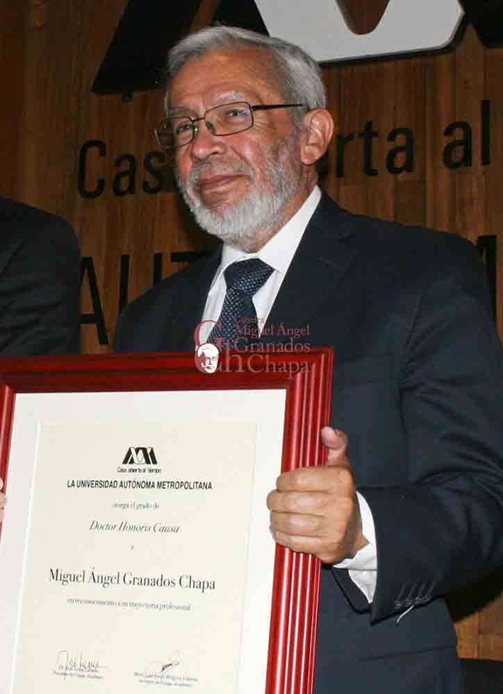 Recibiendo el grado de doctor honoris causa de la Universidad Autónoma Metropolitana. por: Isaac Esquivel Lugar:México DF Fecha:2009-03-31