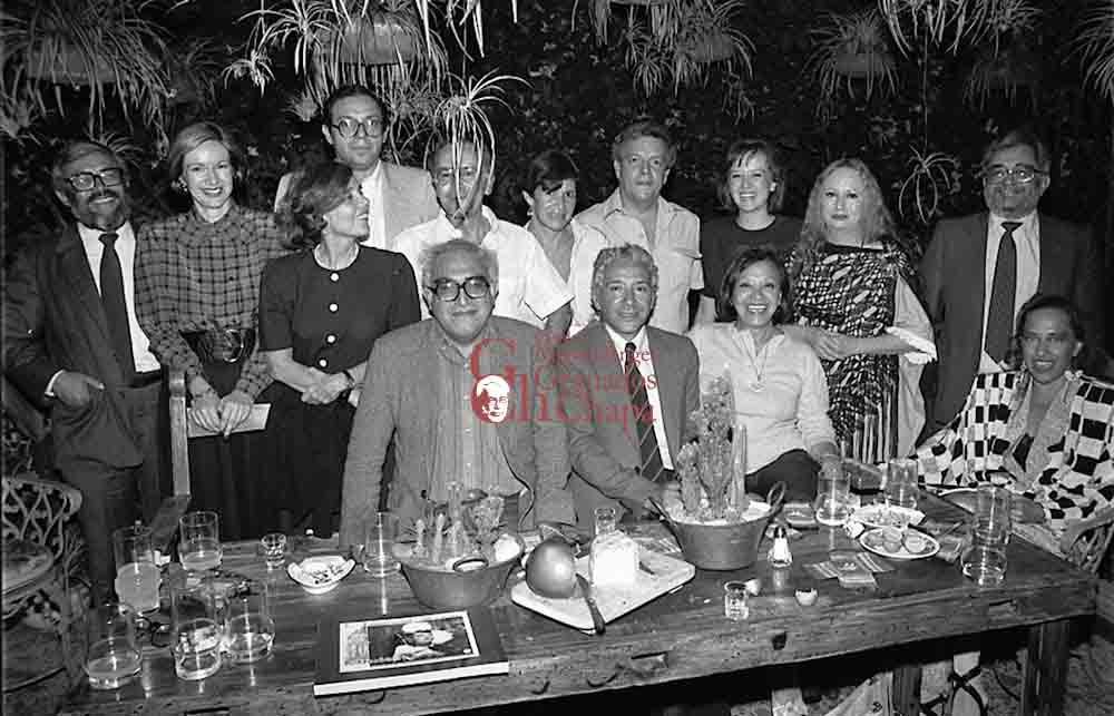 Cumpleaños de Carlos Monsiváis en la casa de Iván Restrepo. por: Pedro Valtierra Lugar:México DF Fecha:1988-05-11